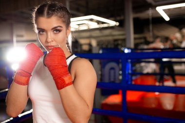 Profesyonel kadın dövüşçü ringde.