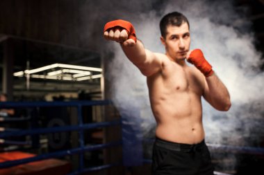 Dövüş sırasında kavgacı beyaz adam.