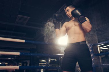 Dövüş sırasındaki beyaz adam.