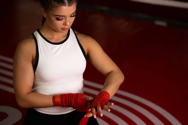 A fiatal bokszoló nő megköti a kötést edzés előtt. — Stock Fotó