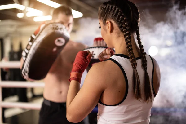 Jeune couple sportif s'entraînant sur le ring — Photo