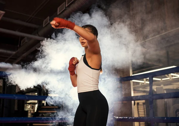 Уверенная молодая женщина боксерская подготовка — стоковое фото