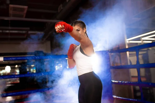 Boxeador femenino caucásico listo para luchar —  Fotos de Stock