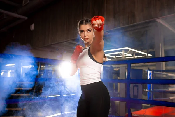Fuerte boxeador femenino en anillo — Foto de Stock