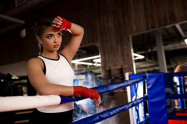 Unavená žena boxer po boji — Stock fotografie