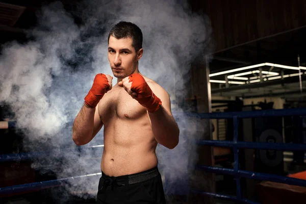 Jovem caucasiano boxer homem no smoky ring — Fotografia de Stock