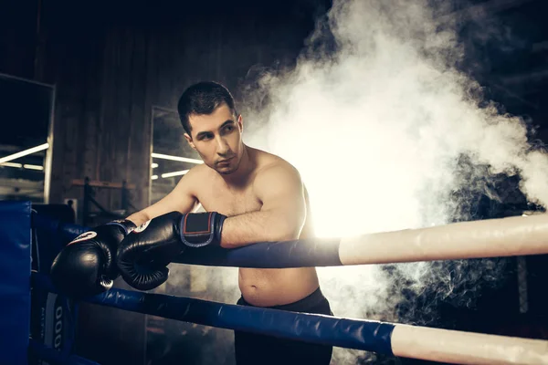 Bonito jovem kickboxer durante a luta, caixa — Fotografia de Stock