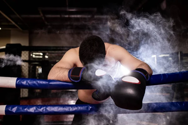 Boxeador caucasiano cansado após a luta — Fotografia de Stock