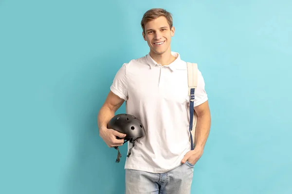 Fröhlicher junger Mann mit weißem T-Shirt und Motorradhelm — Stockfoto