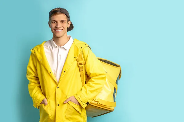 Netter Zusteller in gelber Uniform — Stockfoto