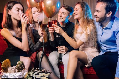 Karaoke barında genç Kafkas kulüpçüler