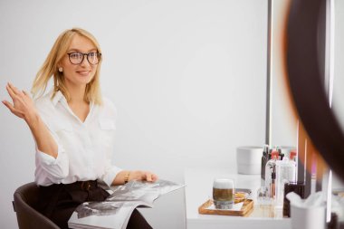 İş yerinde neşeli pozitif güzellik uzmanı