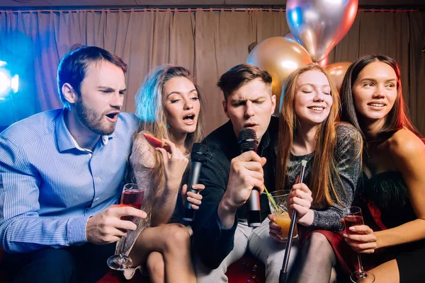 Jóvenes y hermosas personas caucásicas en el bar de karaoke — Foto de Stock
