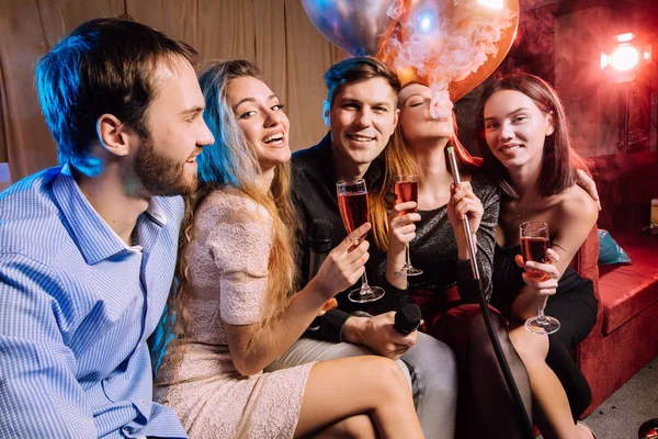 Young caucasian clubbers in karaoke bar — Stock Photo, Image