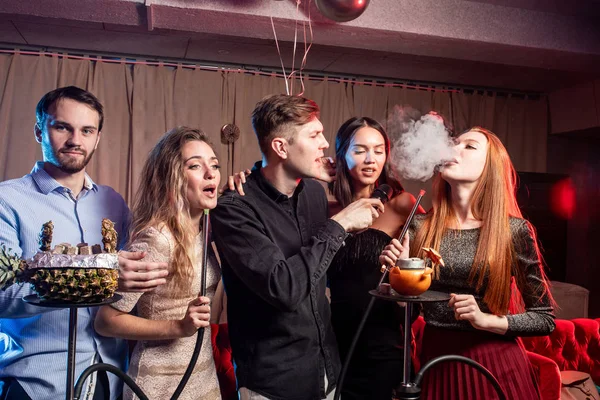 Sorrindo pessoas caucasianas alegres felizes no bar de karaoke — Fotografia de Stock