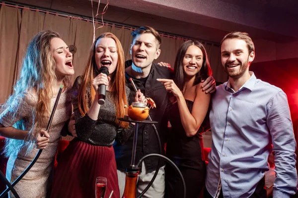 Jeugd spand tijd in karaoke bar samen — Stockfoto