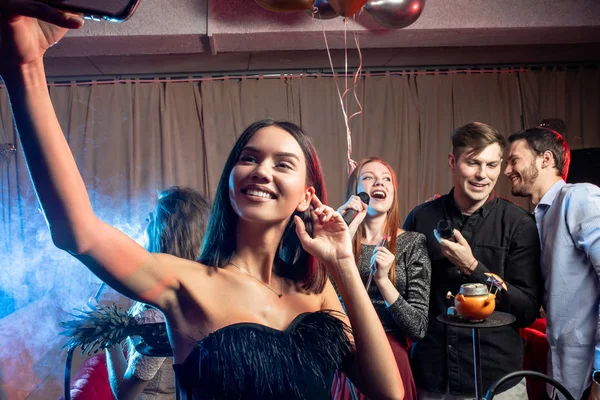 Bela mulher tirar selfie com amigos no karaoke — Fotografia de Stock