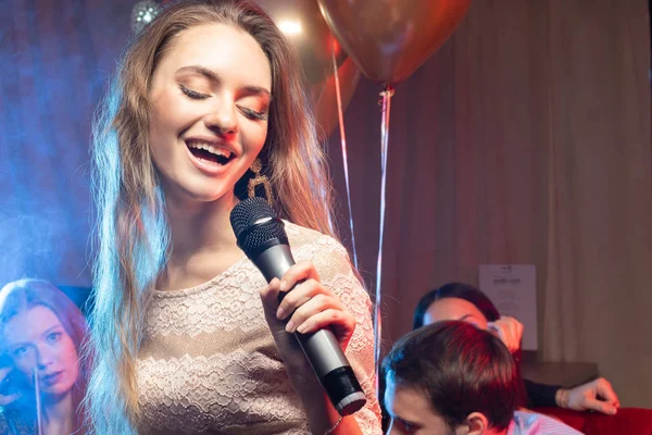 Emotionele zangeres in karaoke bar — Stockfoto