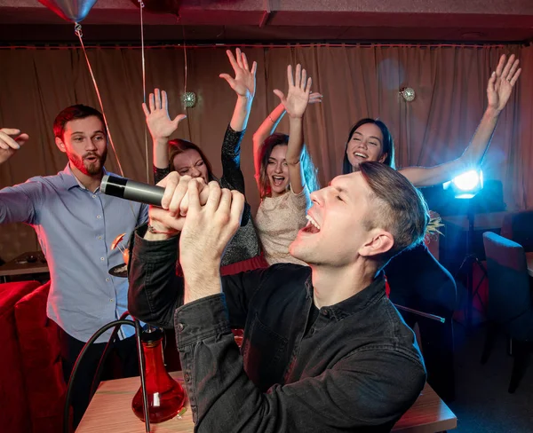 Positieve expressieve man in karaoke bar — Stockfoto