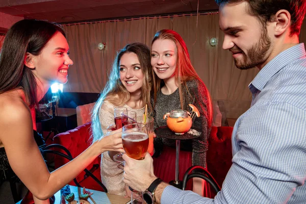 Mladí lidé rádi tráví čas v karaoke — Stock fotografie