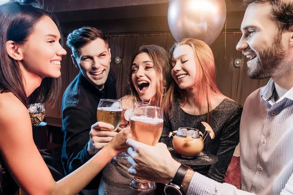 Gente riendo positiva en el club de karaoke — Foto de Stock