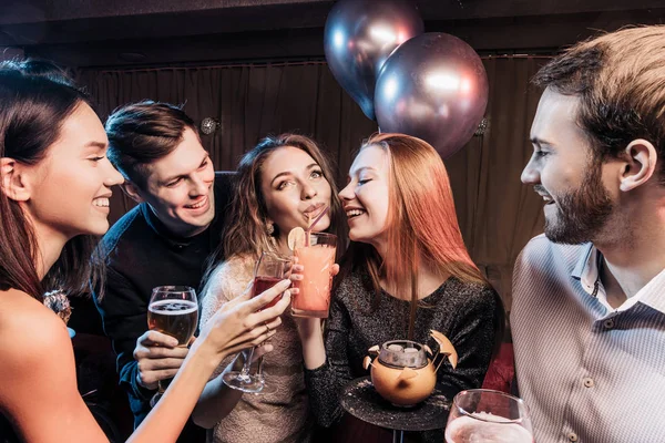 Cantores jovens felizes no bar de karaoke — Fotografia de Stock