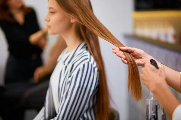 Przycięte ostrożny fryzjer przygotowanie klientów włosy do fryzjera — Zdjęcie stockowe