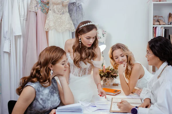 Fiatal modellek csoportja barátságos tervező esküvői ruhák — Stock Fotó