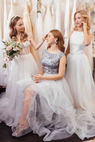 Portré gyönyörű fiatal hölgyek esküvői ruhák — Stock Fotó