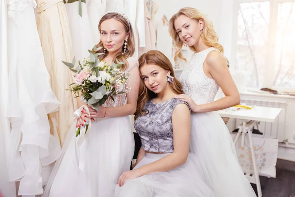 Портрет чарівних дам у весільних сукнях — стокове фото