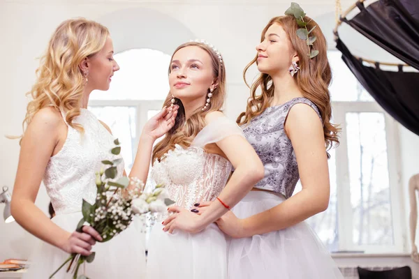 Női barátok együtt esküvői szalonban — Stock Fotó