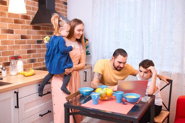 Familia caucásica sentarse en la cocina juntos — Foto de Stock