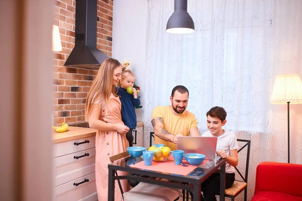 Kavkazská rodina sledující film nebo video při snídani — Stock fotografie