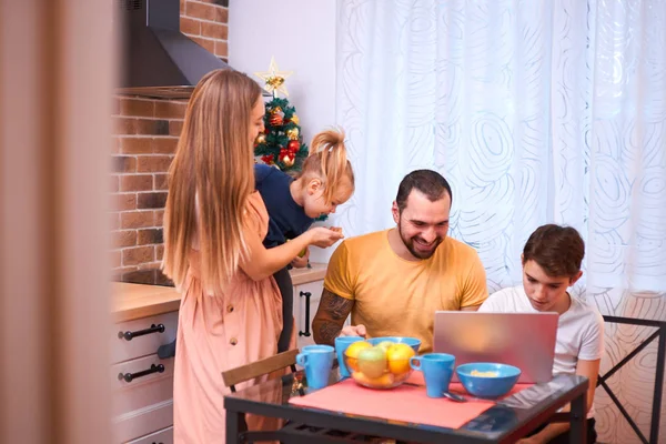 Φιλική οικογένεια μαζί στην κουζίνα στο σπίτι — Φωτογραφία Αρχείου