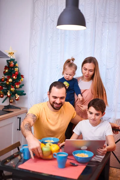 Καυκάσια οικογένεια κάθονται στην κουζίνα μαζί — Φωτογραφία Αρχείου