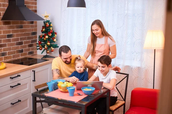 Jeunes et beaux parents aiment passer du temps avec les enfants — Photo