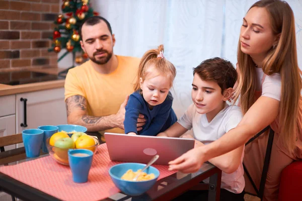 Awesome caucasian family with laptop in kitchen at home — Stock Photo, Image