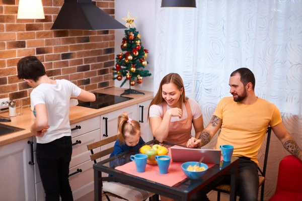 Pozitivní rodina v kuchyni doma — Stock fotografie