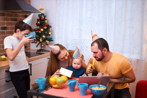 딸이 태어난 날을 함께 축하하는 행복 한 가족 — 스톡 사진