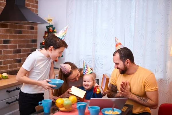 Familia positiva celebrar el cumpleaños de la niña en la cocina —  Fotos de Stock