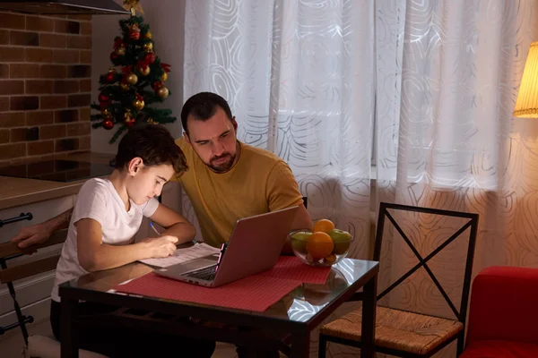 Attento padre con figlio a fare i compiti in cucina — Foto Stock