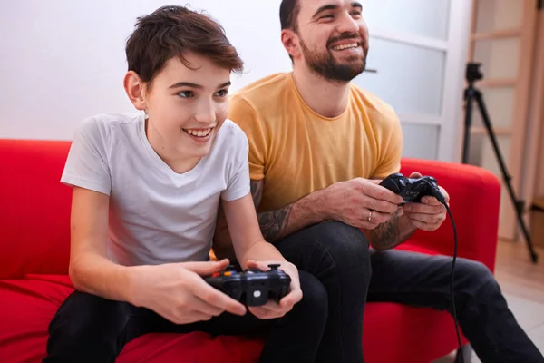 Padre juguetón e hijo jugando videojuego — Foto de Stock