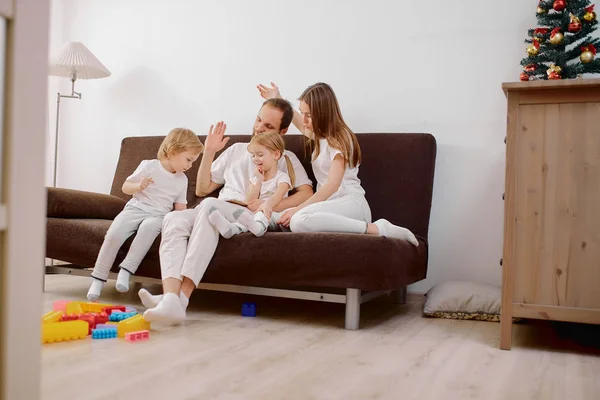 Mooie Kaukasische familie thuis — Stockfoto