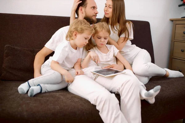 Portret van een vriendelijke familie met tablet thuis — Stockfoto