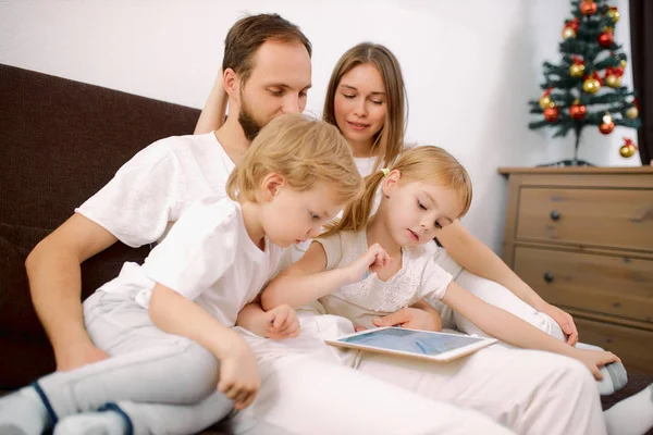 Children and young caucasian parents with modern tablet gadget — Stock Photo, Image
