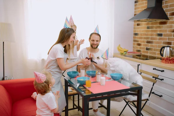 A família caucasiana consistia de mãe, pai, filhos e cachorro comemorando o aniversário — Fotografia de Stock