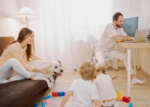 Familia joven con niños en casa —  Fotos de Stock