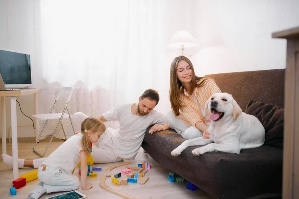 Família amigável em casa — Fotografia de Stock