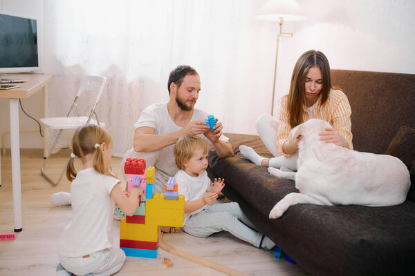 счастливая кавказская семья в повседневной одежде наслаждаться дома
