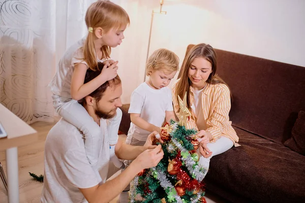 Χριστούγεννα και το νέο έτος έννοια, οικογένεια στο σπίτι — Φωτογραφία Αρχείου